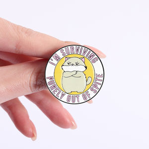 Broches de Esmalte con Diseño de Gato Tsundere, Humor Sarcástico, Frase 'Estoy Sobreviviendo a Través de la Miseria', Broche de Solapa, Venta al por Mayor - Product Image 4