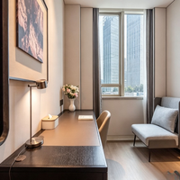 Ensemble de meubles modernes modulaires pour chambre d'hôtel et appartement : Lit double, lit rembourré, tête de lit avec panneau mural, bureau et canapé