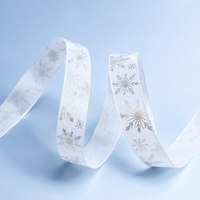 Ruban en satin blanc imprimé flocons de neige dorés, vente en gros, idéal pour emballages cadeaux de Noël et créations de nœuds DIY