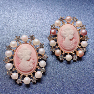 Broche en métal victorienne luxueuse avec perle ovale et <span class=keywords><strong>camée</strong></span> tridimensionnelle incrustée de diamants, pour les fêtes de style vintage et les tenues élégantes - Product Image 1
