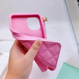 Funda de Cuero Acolchada de Lujo con Cadena Metálica para 17 16 15 14 13 Pro Max, Funda Tipo Cartera Acolchada Moderna y a la Moda - Product Image 4