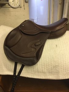 Silla de Montar de Cuero Premium de Venta Caliente para Salto con Diseño de Corte Delantero, Asiento Ligero y Cómodo, Silla de Montar Profesional para Equitación - Product Image 6