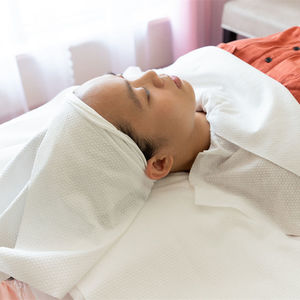 Draps jetables, taies d'oreiller, tapis, serviettes perforées, foulards pour usage en salon de beauté - Product Image 2