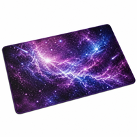 Tappetino da Gioco in Gomma Naturale Antiscivolo con Stampa a Sublimazione 300DPI, Produttore OEM, Playmat TCG Personalizzato con Bordo Cucito Impermeabile