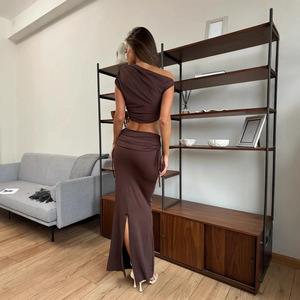 Set Gonna Sexy da Donna, Top con Scollo a Barca e Allacciatura, Gonna a Vita Alta con Spacco, Set Gonna Marrone con Inserti - Product Image 4