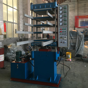 Machine de fabrication de <span class=keywords><strong>dalles</strong></span> en caoutchouc servo-hydraulique avec système d'alimentation automatique pour équipement de tapis de sol antidérapants en granulés de caoutchouc pour aires de jeux - Product Image 2