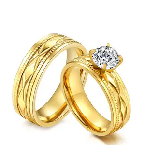 Bijoux haut de gamme Surface motif gravure 18K plaqué or Zircon bague de fiançailles bijoux en acier inoxydable Couple bague