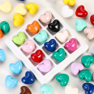 Perles en acrylique peintes couleur unie en forme de cœur, perles percées pour loisirs créatifs, fournitures pour breloques de téléphone et bracelets DIY, vente en gros - Product Image 3