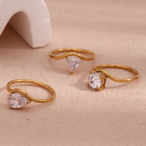 Anillo en forma de onda de lujo ligero Ins Fashion europeo y americano, circón dorado, acero inoxidable chapado 18K Simple versátil - Product Image 1