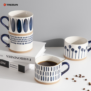 แก้วกาแฟนมเซรามิกซ้อนกันได้พร้อมโลโก้แก้วมักสีฟ้าวาดด้วยมือสไตล์นอร์ดิกตามสั่ง - Product Image 1