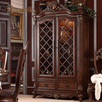 Ensemble de meubles de salle à manger classiques européens de luxe avec table ronde en bois massif, chaises rembourrées et détails sculptés à la main