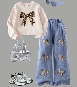 Completo Casual Primaverile 2026 per Bambina: Felpa Beige a Maniche Lunghe con Fiocchi Leopardati e Jeans a Gamba Larga - Product Image 1