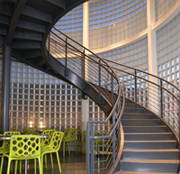 Escalier en colimaçon moderne en acier courbé avec marches métalliques et garde-corps à câbles, escalier commercial intérieur pour projet de bâtiment de bureaux