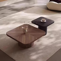 Table basse carrée moderne en noyer décoratif, bois massif durable et luxueux, idéale comme pièce maîtresse du salon.