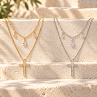 Collier minimaliste délicat à double croix superposée, élégant et de haute qualité, en laiton plaqué or 14 carats, pour femmes, de la marque ARNAN