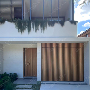 <span class=keywords><strong>Porte</strong></span> <span class=keywords><strong>de</strong></span> <span class=keywords><strong>garage</strong></span> <span class=keywords><strong>sectionnelle</strong></span> automatique isolée en bois à grille verticale moderne à <span class=keywords><strong>prix</strong></span> avantageux 16x7 avec <span class=keywords><strong>porte</strong></span> piétonne <span class=keywords><strong>latérale</strong></span> - Product Image 2