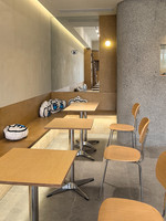 Ensemble table et chaises en bois de style minimaliste moderne, inspiré de l'océan, avec structure métallique, couleurs et dimensions personnalisables, pour usage commercial, cafés, laiteries