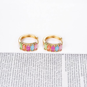 Joyería CM <span class=keywords><strong>de</strong></span> Moda Aretes Tipo Huggie <span class=keywords><strong>de</strong></span> Latón con Zirconia Bañados en Oro <span class=keywords><strong>de</strong></span> 18K, Aretes <span class=keywords><strong>de</strong></span> Aro Pequeños y Elegantes <span class=keywords><strong>de</strong></span> Oro Laminado con Piedra <span class=keywords><strong>de</strong></span> Color - Product Image 4