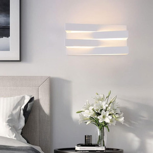 Lámpara LED de pared de 12W, 4000K, blanca, ideal para iluminar espacios interiores y exteriores con eficiencia y estilo. - Product Image 2