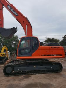 Excavatrice sur chenilles DOOSAN DX225LC d'occasion, 22 tonnes, excellent état, modèle 2022, avec brise-roche hydraulique, moteur, pompe, roulement, CE - Product Image 2