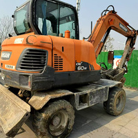 Excavatrice sur pneus hydraulique Doosan DX60W d'occasion, capacité de la benne de 0,175 m³, poids opérationnel de 6000 kg, pelle compacte mobile