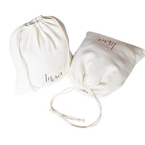 Sacchetto portaoggetti in cotone waffle personalizzato con etichetta personalizzata, custodia antipolvere per l'organizzazione di vestiti e calzini - Product Image 1