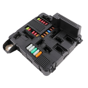 Caja de fusibles Renault 8200306033 para Scenic Megane Motor 4 Cilindros Encendido Estándar - Product Image 1