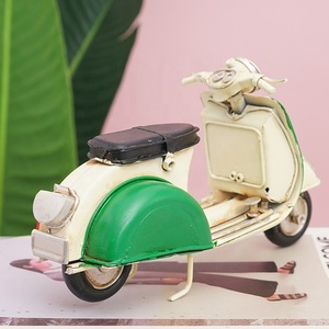 Modellino 3D Vintage di Mini Scooter in Metallo per Decorazione Domestica, Regalo, Decoro da Scrivania Antico, Modello di Moto in Metallo Pressofuso in Vendita - Product Image 5