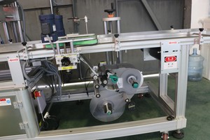 Machine d'étiquetage automatique SKILT pour pochettes autocollantes, étiqueteuse double face supérieure et inférieure avec alimentation et récupération - Product Image 5
