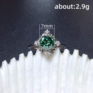 Anello in cristallo verde smeraldo per donna, tono argento, accessori minimalisti ed eleganti da indossare ogni giorno - Product Image 4