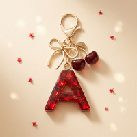 Porte-clés en résine rouge scintillante avec initiale, breloque de sac cerise à nœud doré, pendentif alphabet 26 lettres pour femme, décoration de sac à main, cadeau