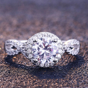 Anello scintillante intarsiato per donna, elegante e delicato gioiello da dito alla moda - Product Image 1