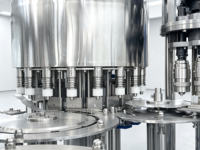 Usine d'embouteillage d'eau minérale entièrement automatique 4000BPH 600ml avec système de purification par osmose inverse, machine de remplissage d'eau pure