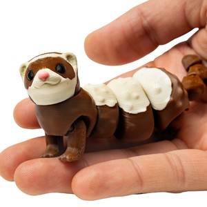 Figura de Hurón con Articulaciones Móviles, Adorable Adorno de Escritorio de Plástico Marrón y Blanco, Decoración para el Hogar - Product Image 1