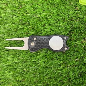 Herramienta retráctil de reparación de chuletas de golf con horquilla de paso verde de acero inoxidable accesorio de marcador de bola en blanco hecho de plástico - Product Image 2