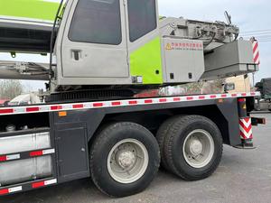 Grúa sobre camión Zoomlion ZTC700T usada de 70 toneladas, equipo de elevación de alta eficiencia impulsado por motor Weichai para construcción - Product Image 5