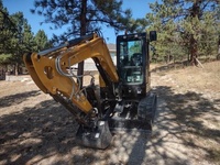 Mini-excavatrice compacte sur chenilles modèle SY50U 5 tonnes, compacteur de plaques 0,15 m³, grappin à bois, godet à roche