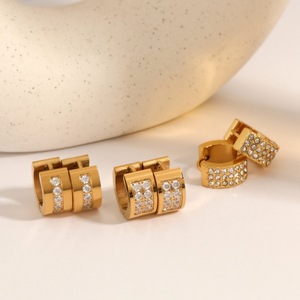 Boucles d'oreilles clipsables en acier inoxydable plaqué or en forme de C avec incrustation de zircon pour bijoux de mode de soirée - Product Image 3