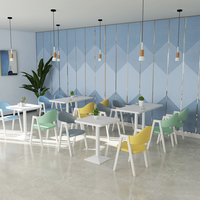 Ensemble de table à manger nordique pour restaurant, table blanche commerciale avec chaises colorées pour café, snack-bar