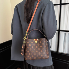 กระเป๋าถือแฟชั่นหรูหราปี 2026 รุ่นล่าสุด สายโซ่โลหะ หนัง PU คุณภาพสูง กระเป๋าสะพายไหล่ลำลองสำหรับผู้หญิง ทนทาน พกพาสะดวก พร้อมแม่เหล็ก - Product Image 5