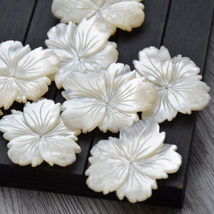 Pendentif fleur en nacre blanche naturelle, 40-42mm, breloque sculptée à cinq pétales pour accessoires de boucles d'oreilles DIY - Product Image 4