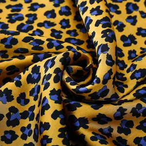 Pabrikan Cina kain sifon satin cetak macan tutul poliester 100% gaya baru untuk pakaian wanita