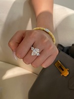 Élégante bague de fiançailles solitaire à trois pierres en or blanc 18 carats avec diamant de laboratoire taille poire IGI 5 carats D VS1 pour femme