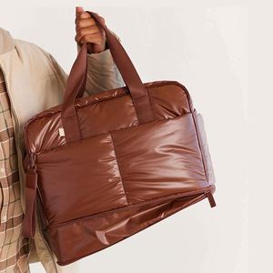 Échantillon Gratuit – Sac de Voyage Matelassé de Luxe Personnalisable avec Logo, Sac Bandoulière Extensible, Sac de Sport et Sac de Week-end - Product Image 5