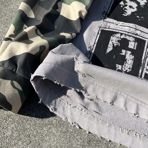 เสื้อยืดดีไซน์ใหม่ ผ้าฝ้ายทรงโอเวอร์ไซส์ พิมพ์ลายกราฟิกลายพราง เสื้อยืดทรงบ็อกซี่ แขนยาวสองชั้นแบบดิสเทรส - Product Image 5