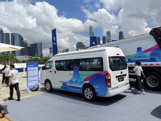 Sunlong Advanced Safety Comfort-Focused Mini Electric Van with 301-400km Range 70-90kWh Battery 50-100KW Motor