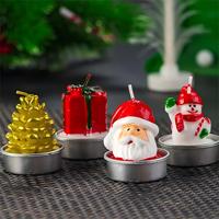 Décorations de table de Noël modernes faites à la main : délicates figurines de Père Noël, bonhomme de neige, renne, pomme de pin et maison, bougies pour fêtes de Noël