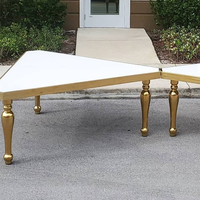 Meubles de location pour mariage, tables de restaurant triangulaires en acier inoxydable or avec miroir en MDF blanc et verre