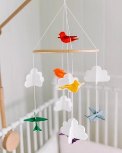 Móvil de Cuna para Bebé con Diseño de Nubes y Pájaros Voladores, Anillo de Madera, Decoración para Cuarto de Bebé, Juguete Sensorial de Fieltro, Personalizado al por Mayor - Product Image 6