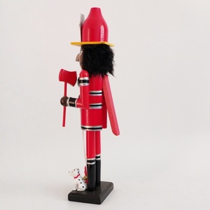 Figurine de <span class=keywords><strong>casse</strong></span>-<span class=keywords><strong>noisette</strong></span> pompier afro-américain en bois avec hydrant et chien, grande figurine de Noël de 15 pouces - Product Image 3